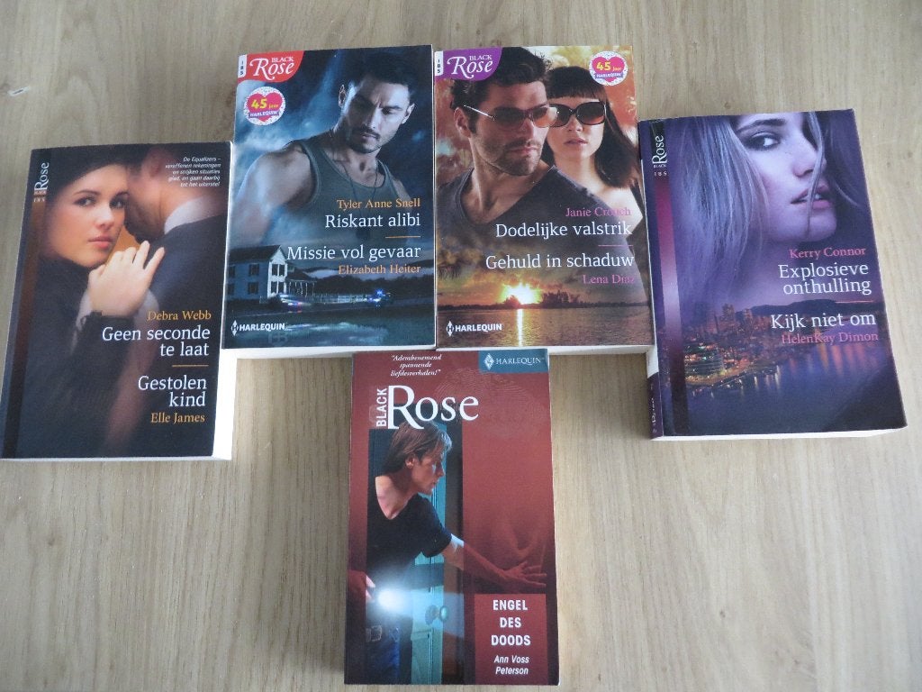 5 Black Rose romans , totaal 9 verhalen      4,95 totaal, Boeken, Ophalen of Verzenden, Gelezen