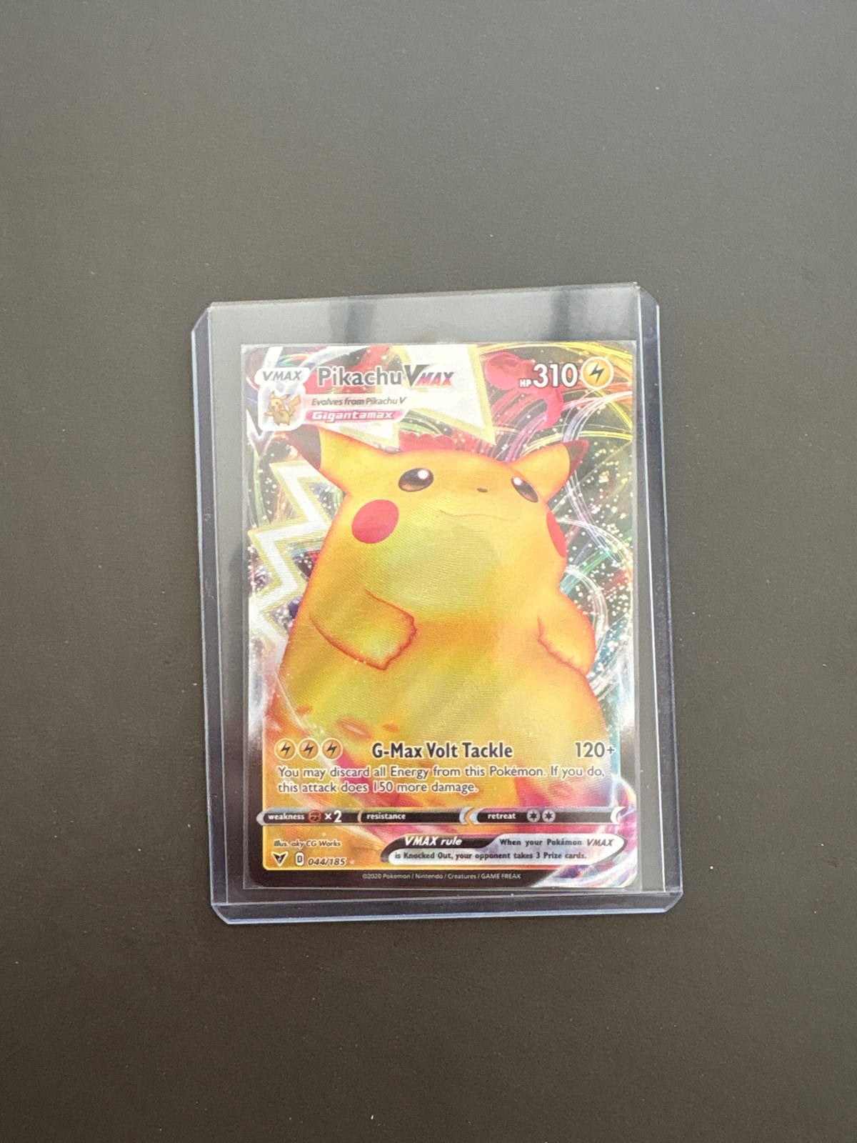 Pikachu VMAX (044/185) Pokémon kaart, Hobby en Vrije tijd, Ophalen of Verzenden, Zo goed als nieuw, Losse kaart, Foil