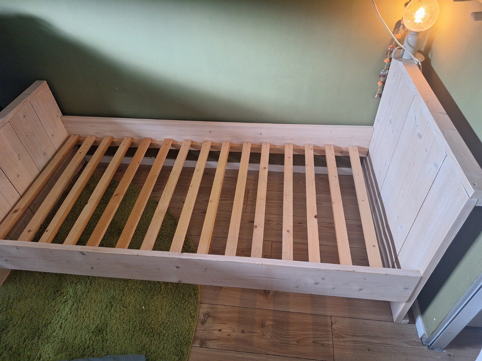 Stevig steigerhouten bed met vaste lattenbodem, Huis en Inrichting, Slaapkamer | Bedden, Gebruikt, Eenpersoons, 90 cm, 190 cm of minder