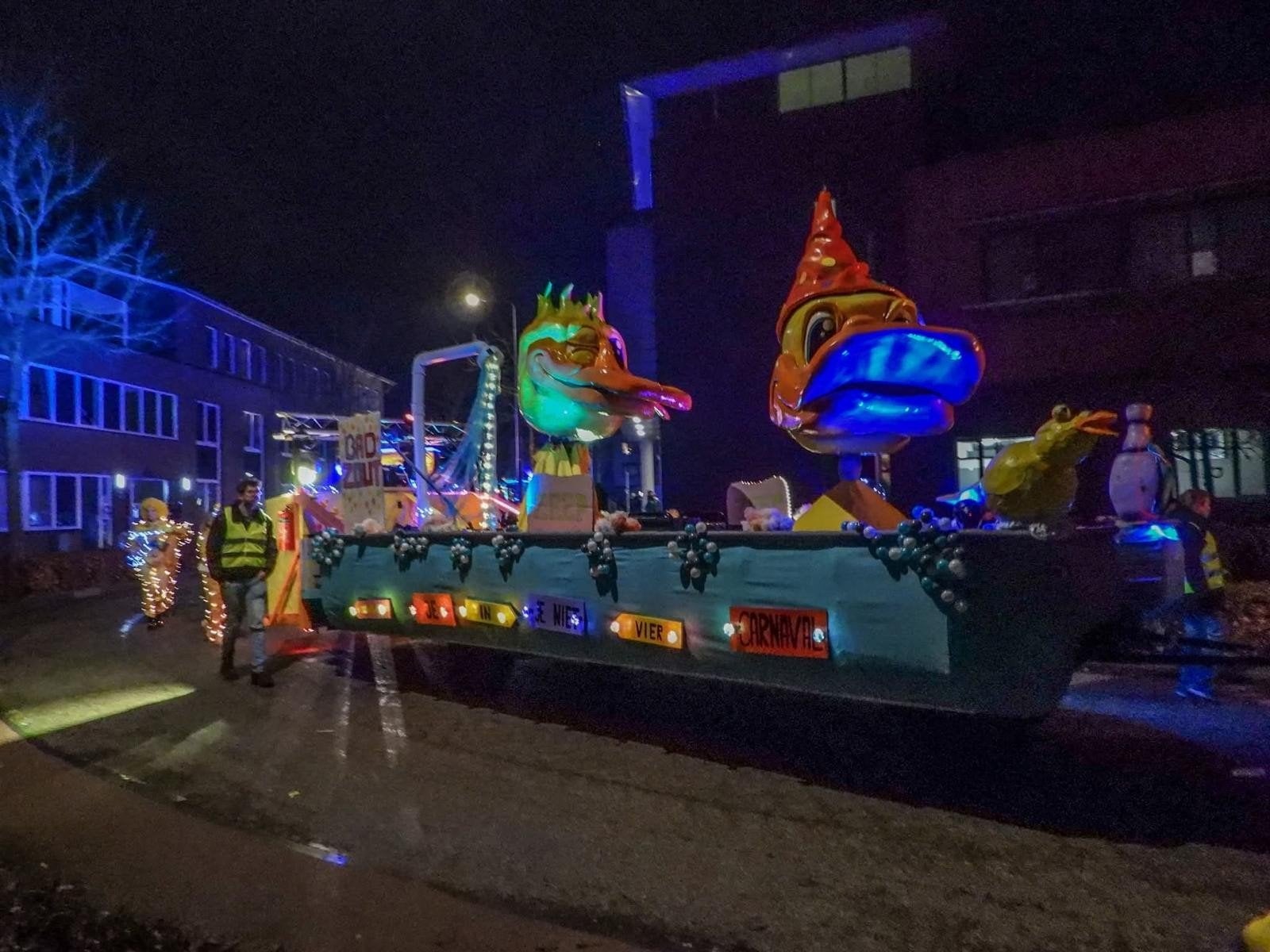 Te koop 2 eenden koppen voor een carnavals wagen, Ophalen, Gebruikt, Carnaval