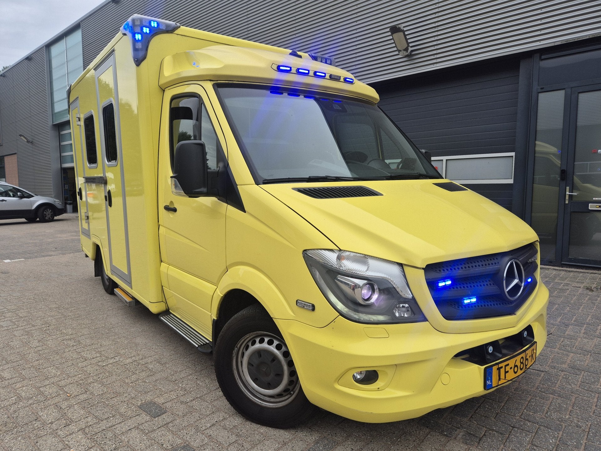Mercedes-Benz Sprinter 319 ambulance complete uitrusting MAR, Auto's, Automaat, Dealer onderhouden, Gebruikt, Euro 6