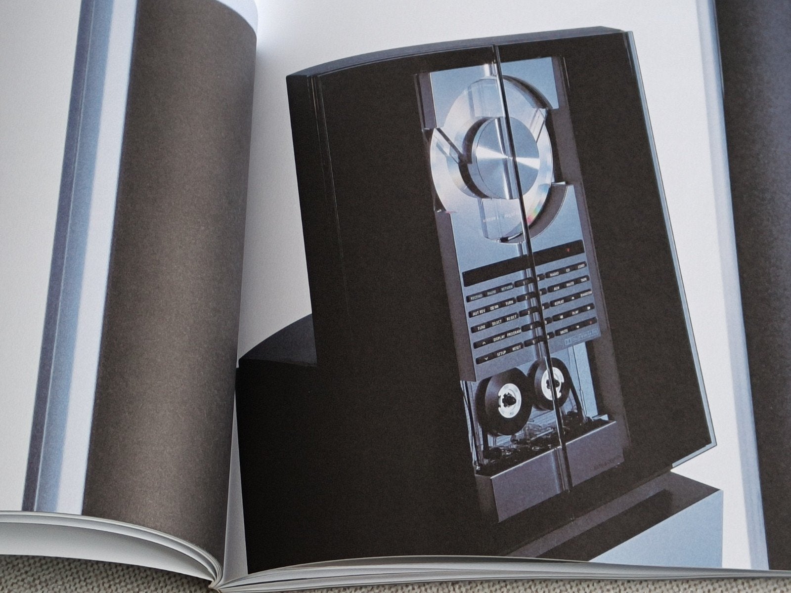 DESIGN, BANG & OLUFSEN, BOEK UIT JAAR 2000, Boeken, Verzenden, Gelezen, Overige onderwerpen