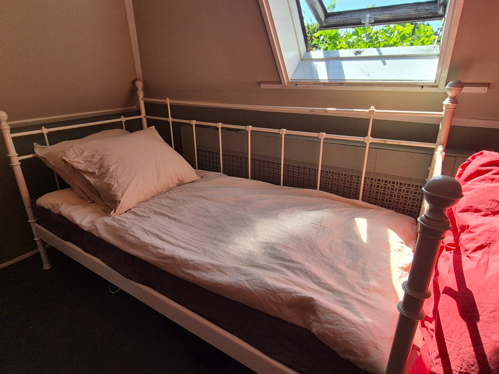 Wit metalen spijlenbed met matras en topper, Ophalen, Gebruikt, 90 cm, Eenpersoons