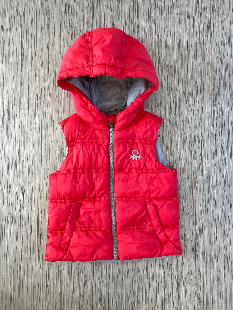 Benetton bodywarmer rood, maat 86/92, Kinderen en Baby's, Babykleding | Maat 86, Jongetje of Meisje, Ophalen of Verzenden, Zo goed als nieuw