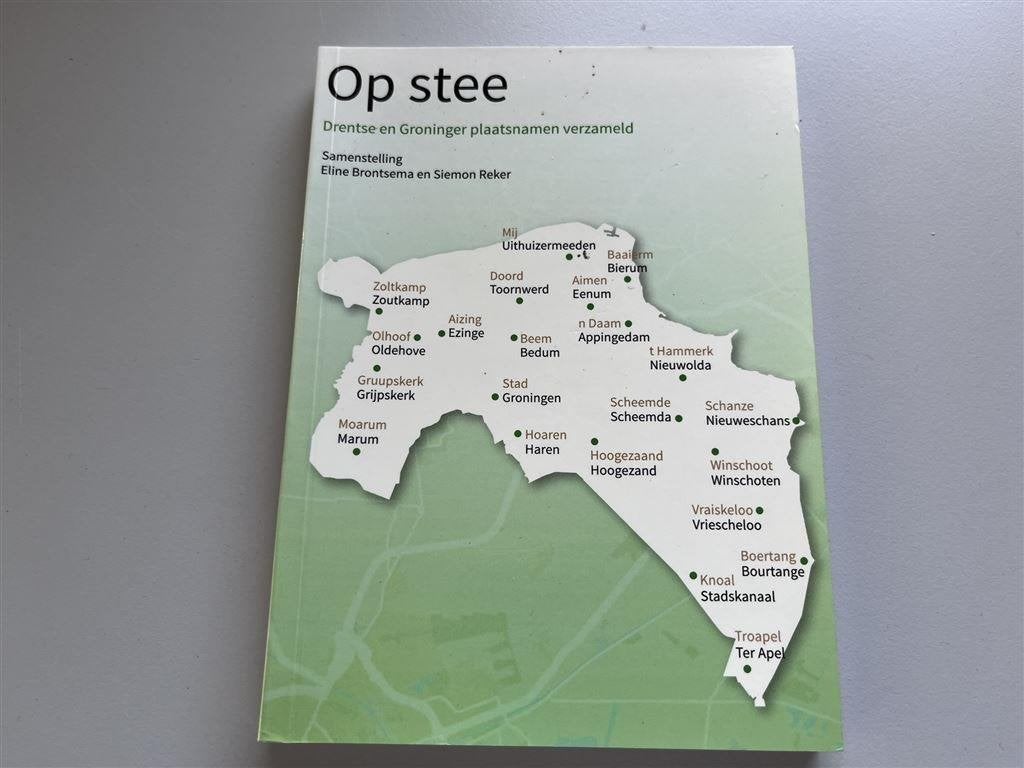 Op stee. Drentse en Groningen plaatsnamen verzameld., Ophalen of Verzenden, Gelezen