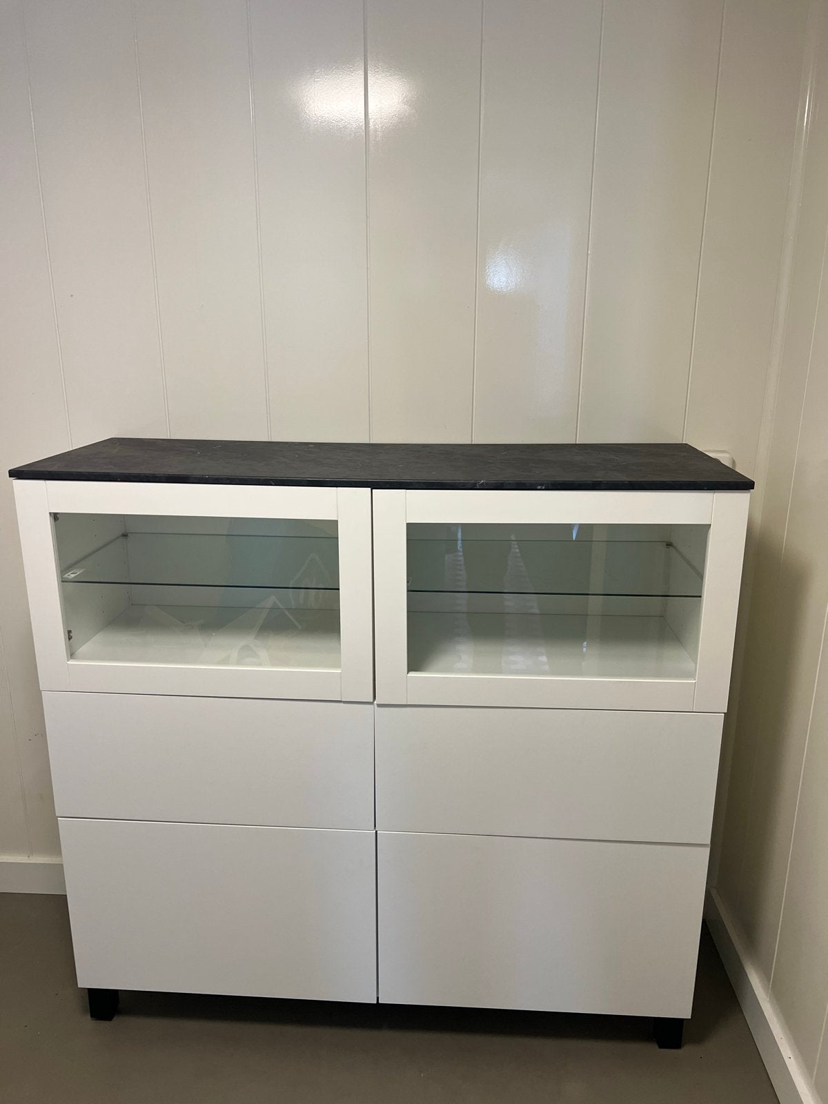 IKEA BESTÅ kast / vitrinekast – wit met glas en zwart blad, Ophalen, 100 tot 150 cm, 100 tot 150 cm, Overige houtsoorten