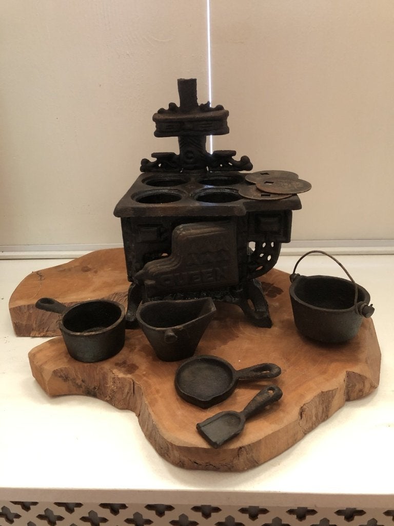 miniatuur gietijzeren fornuisje mat potten en pannen Queen, Ophalen of Verzenden