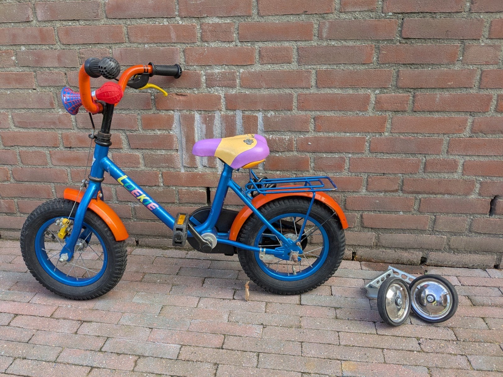 Loekie kinderfiets 12 inch met zijwieltjes, Ophalen, Terugtraprem, Zijwieltjes, Gebruikt