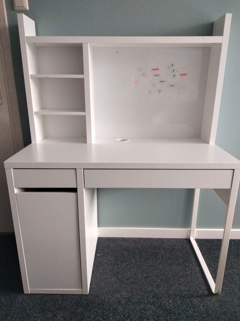 Micke bureau voor kinderen, Huis en Inrichting, Bureaus, Gebruikt, Kinderbureau, IKEA, Modern, Spaanplaat of MDF, Wit, Kabelgoot