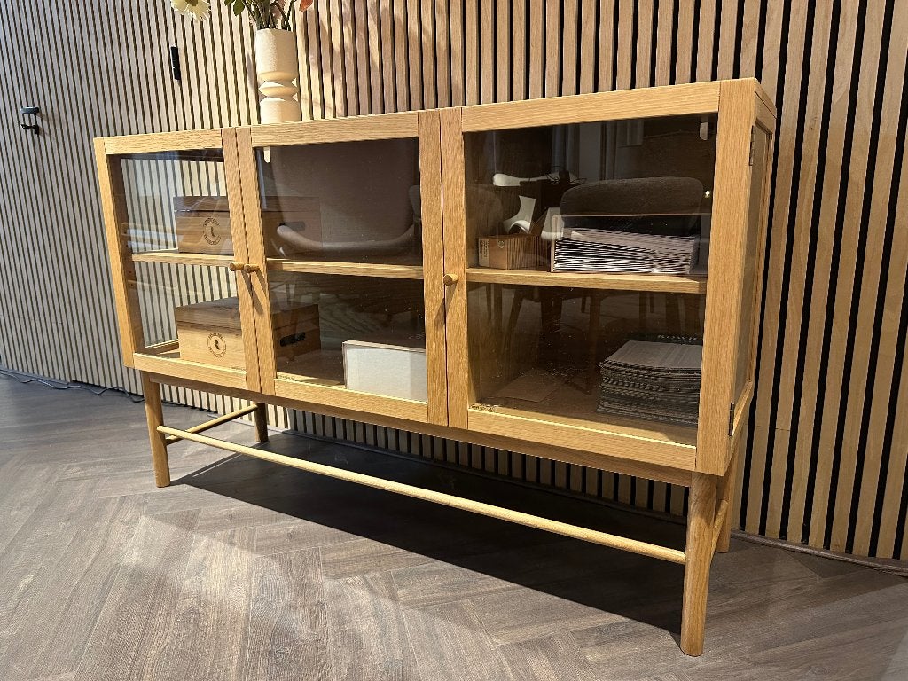 Design Eiken houten vitrinekast, dressoir glazen deuren 140, Ophalen, Eikenhout, 100 tot 150 cm, Met deur(en)