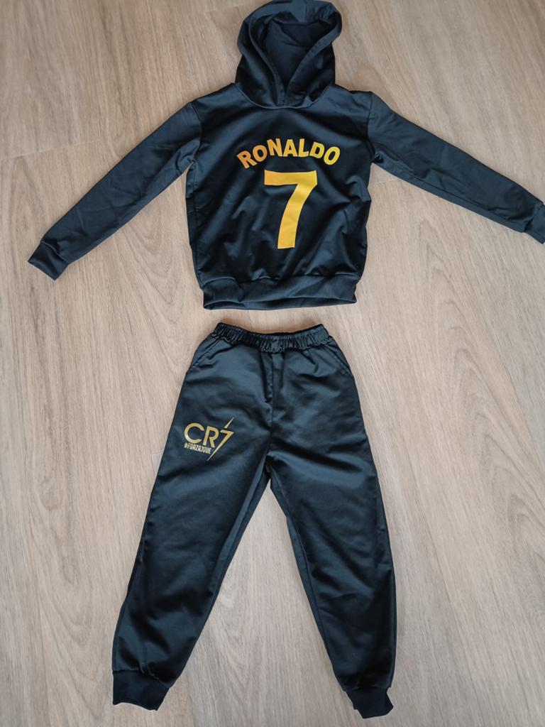 Trainingspakje Ronaldo maat 130, Kinderen en Baby's, Kinderkleding | Maat 128, Ophalen, Ronaldo CR 7, Jongen of Meisje, Zo goed als nieuw