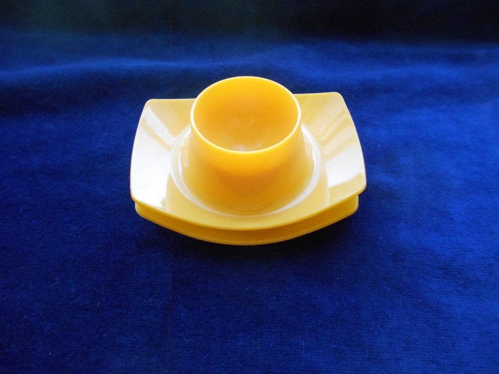 2 Kanariegele eierdoppen van plastic, samen 0,30., Overige materialen, Overige typen, Nieuw, Ophalen of Verzenden