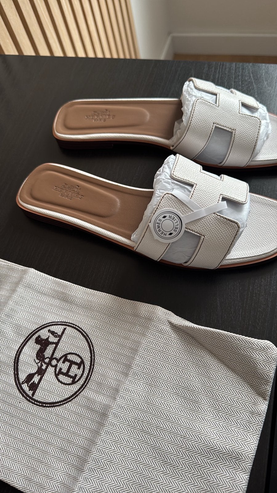 Hermes oran slippers wit en roze, Kleding | Heren, Schoenen, Ophalen of Verzenden, Zo goed als nieuw, Wit
