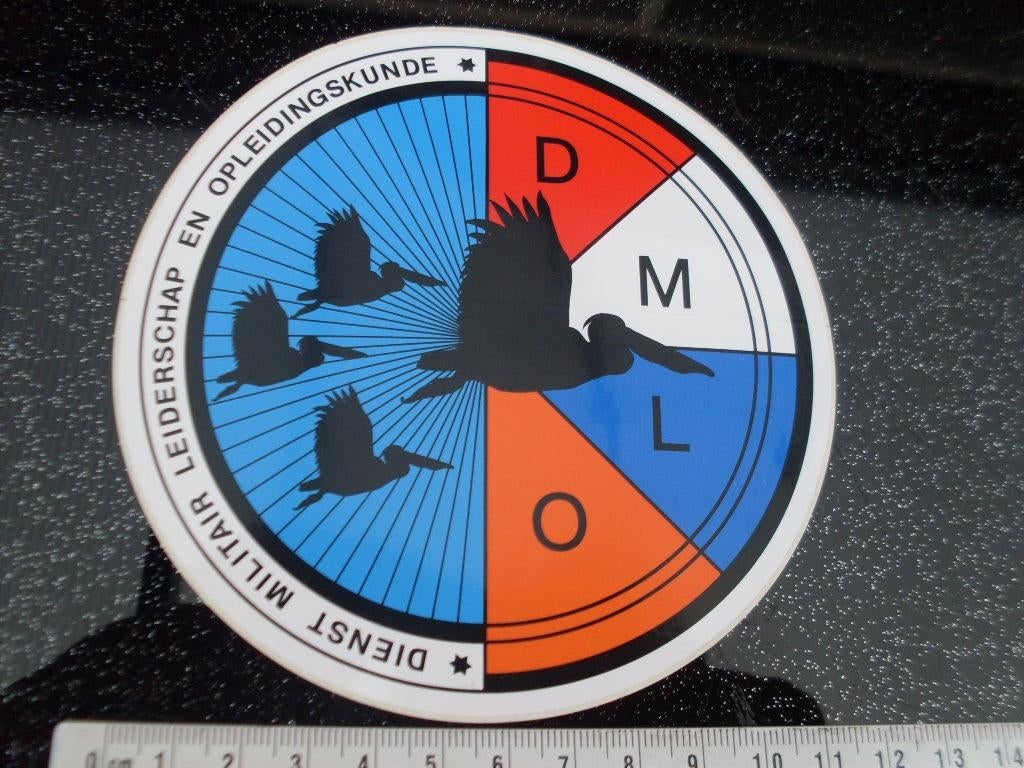 sticker dienst mil leiderschap en opleidingskunde dmlo logo, Verzenden, Zo goed als nieuw, Bedrijf of Vereniging