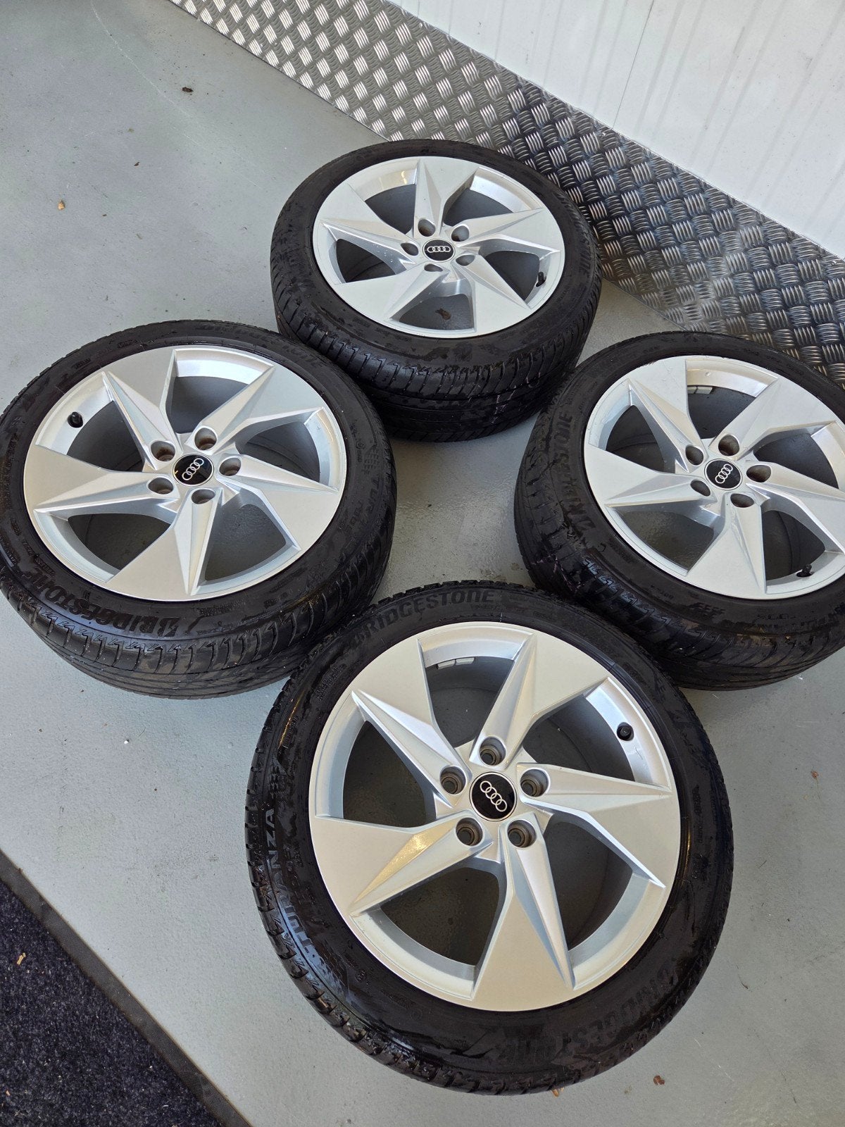 Nette Originele Audi A3 S3 8Y 8V 17 inch S-Line zomerset, Auto-onderdelen, Banden en Velgen, Gebruikt, Banden en Velgen, 17 inch