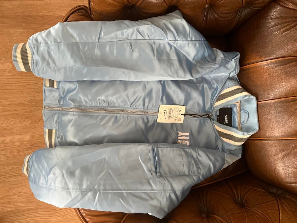 Nieuwe lichtblauwe bomberjack van Pull&Bear, maat XS, Ophalen, Nieuw, Maat 46 (S) of kleiner, Blauw
