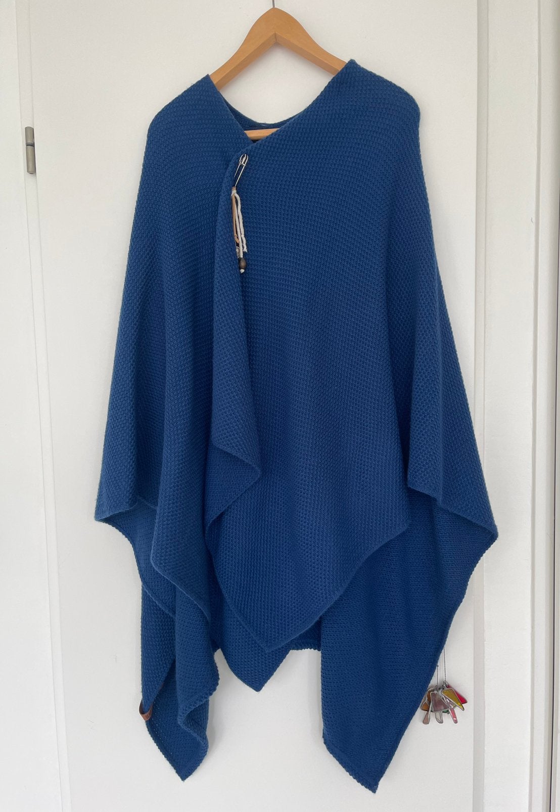 Knit Factory omslagsjaal Coco poncho kobalt blauw als nieuw, Kleding | Dames, Ophalen of Verzenden, Zo goed als nieuw, Maat 42/44 (L)