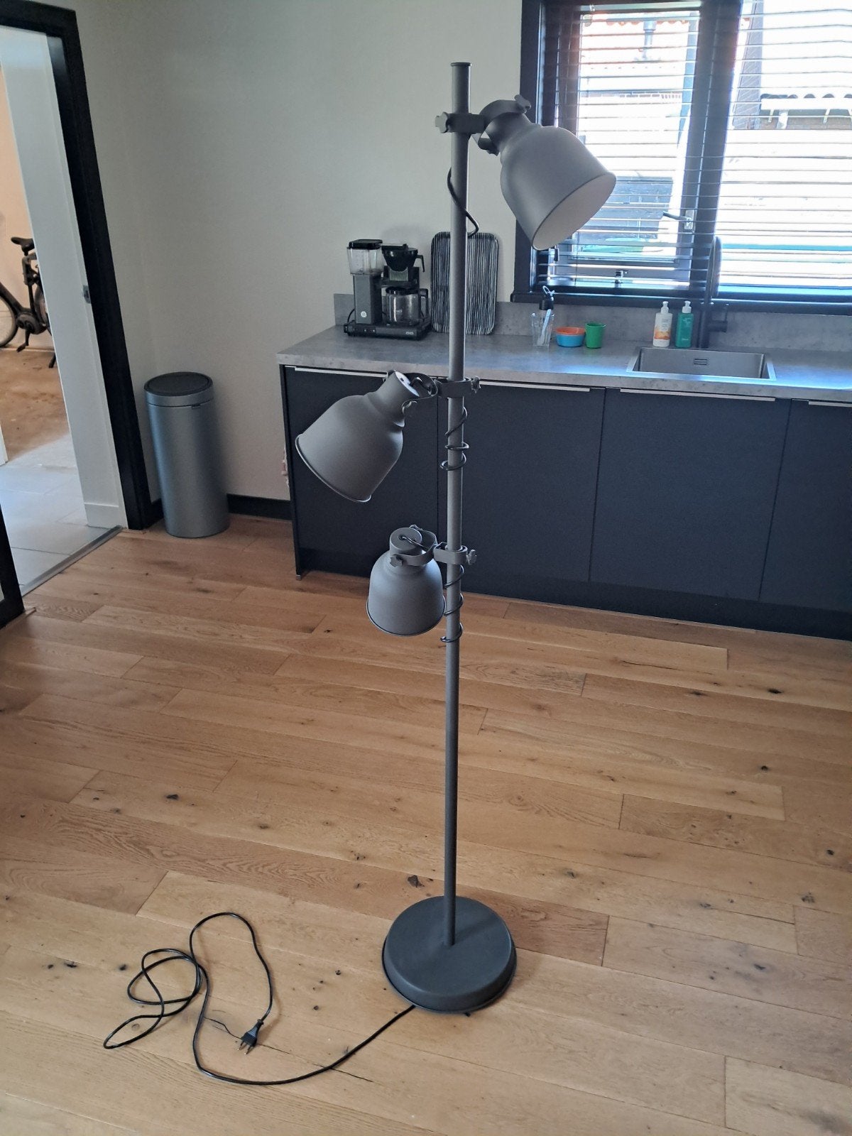 Grijze vloerlamp met 3 verstelbare spots, Ophalen, Gebruikt, E14 (klein), Metaal