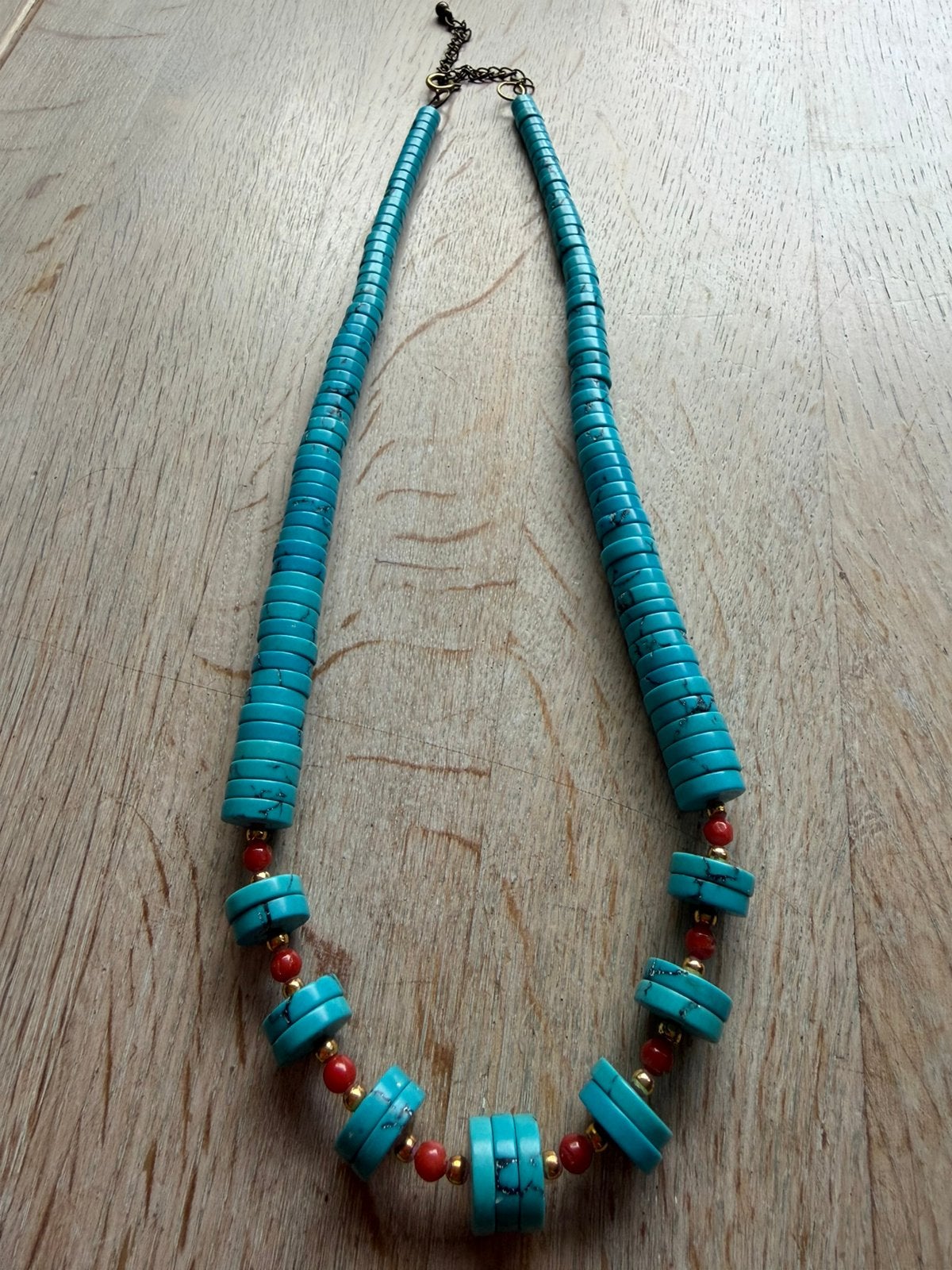 Ketting met howliet en koraal kraaltjes, Verzenden, Zo goed als nieuw, Rood, Steen of Mineraal