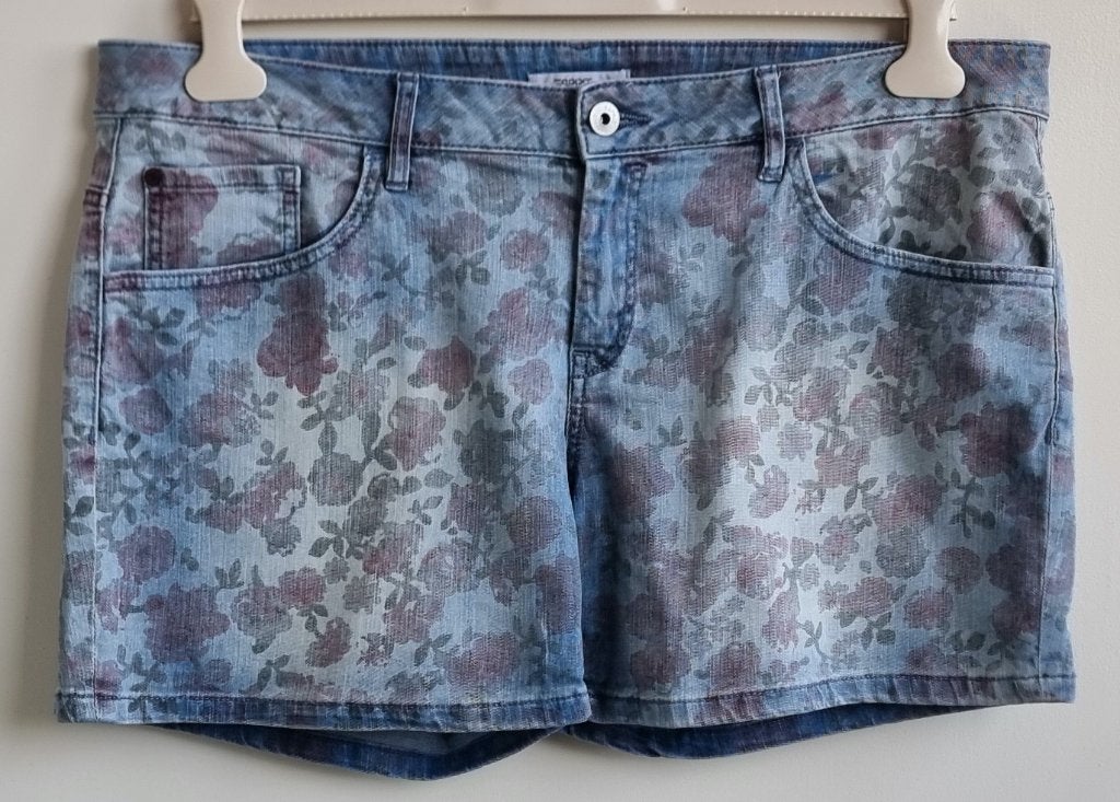 Esprit jeans short met bloemen print mt. 42/44 (34), Kleding | Dames, Spijkerbroeken en Jeans, Zo goed als nieuw, W33 - W36 (confectie 42/44)