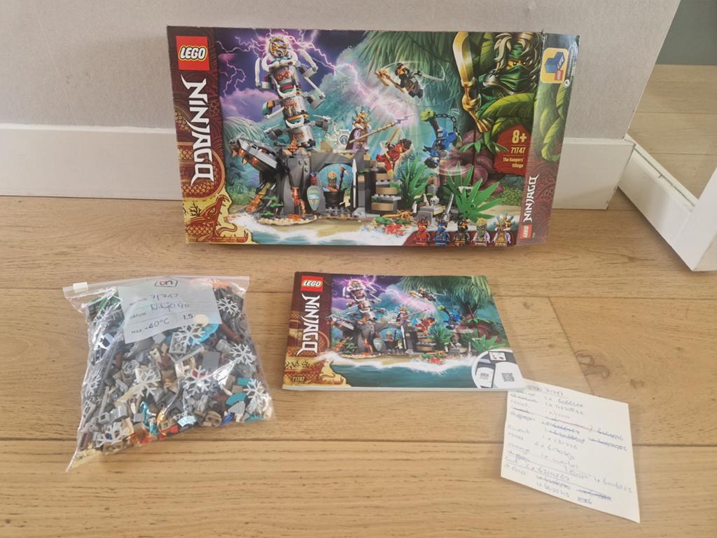 Lego Ninjago 71747 inclusief doos en boekje en minifiguurtje, Lego, Ophalen of Verzenden, Zo goed als nieuw, Compleet
