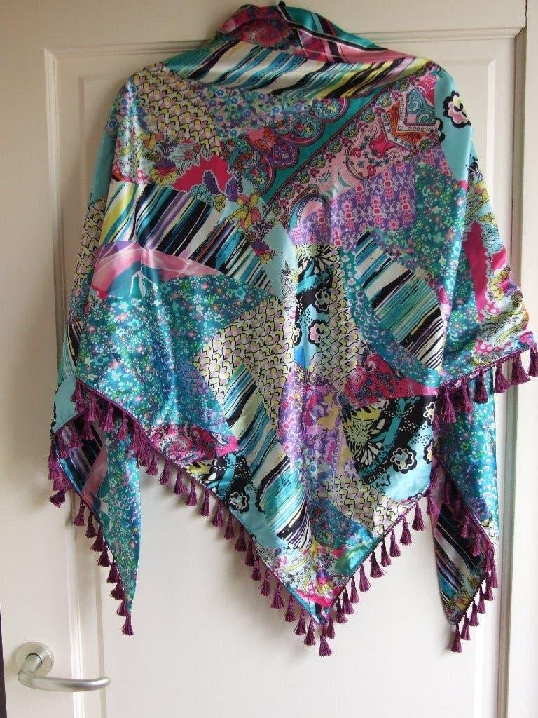 Prachtige driehoekige dubbele shawl met flosjes, Kleding | Dames, Ophalen of Verzenden, Nieuw, Maat 46/48 (XL) of groter, Sjaal