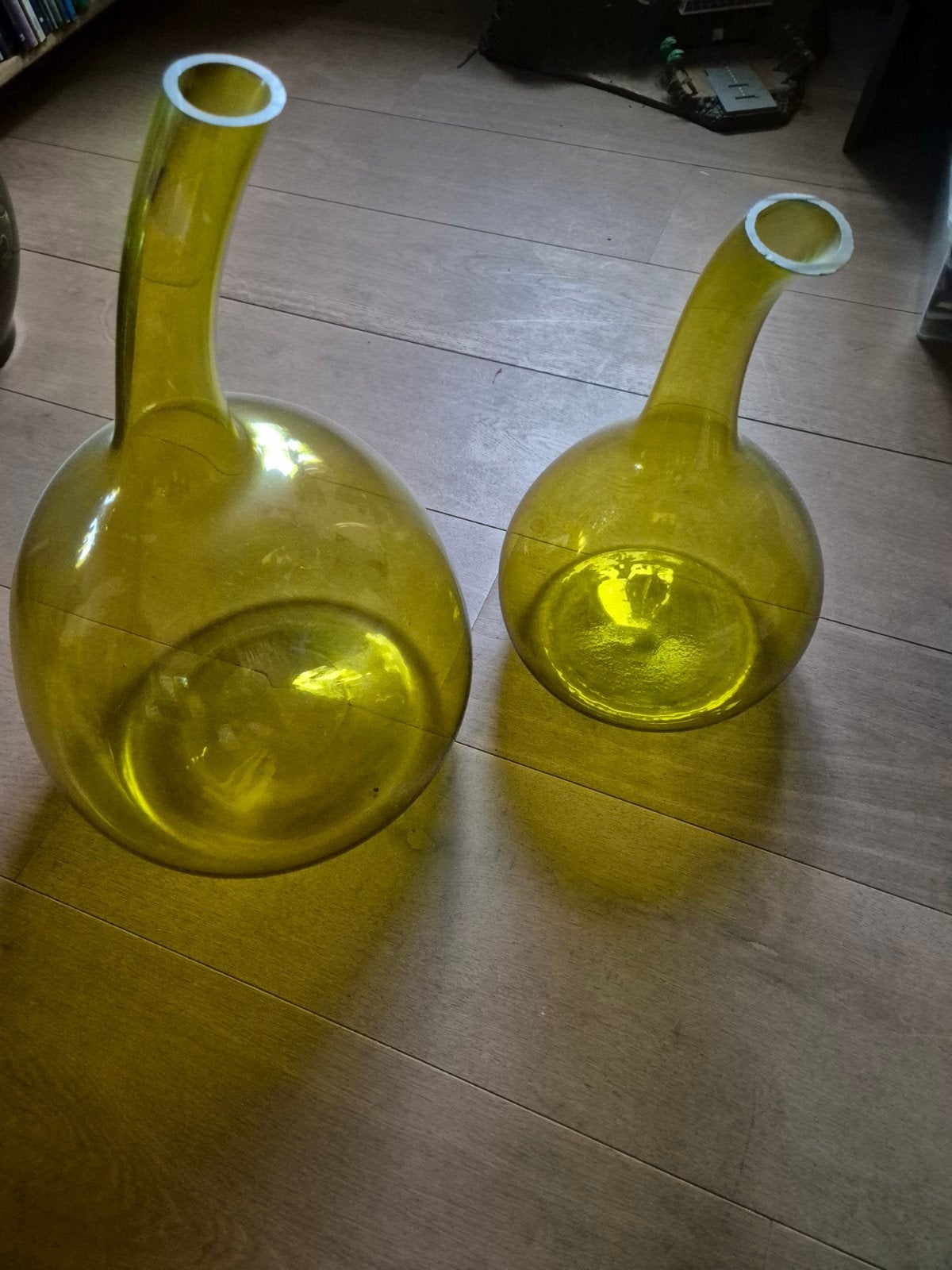 Set van 2 vintage geel/ groene glazen vazen/flessen, Ophalen