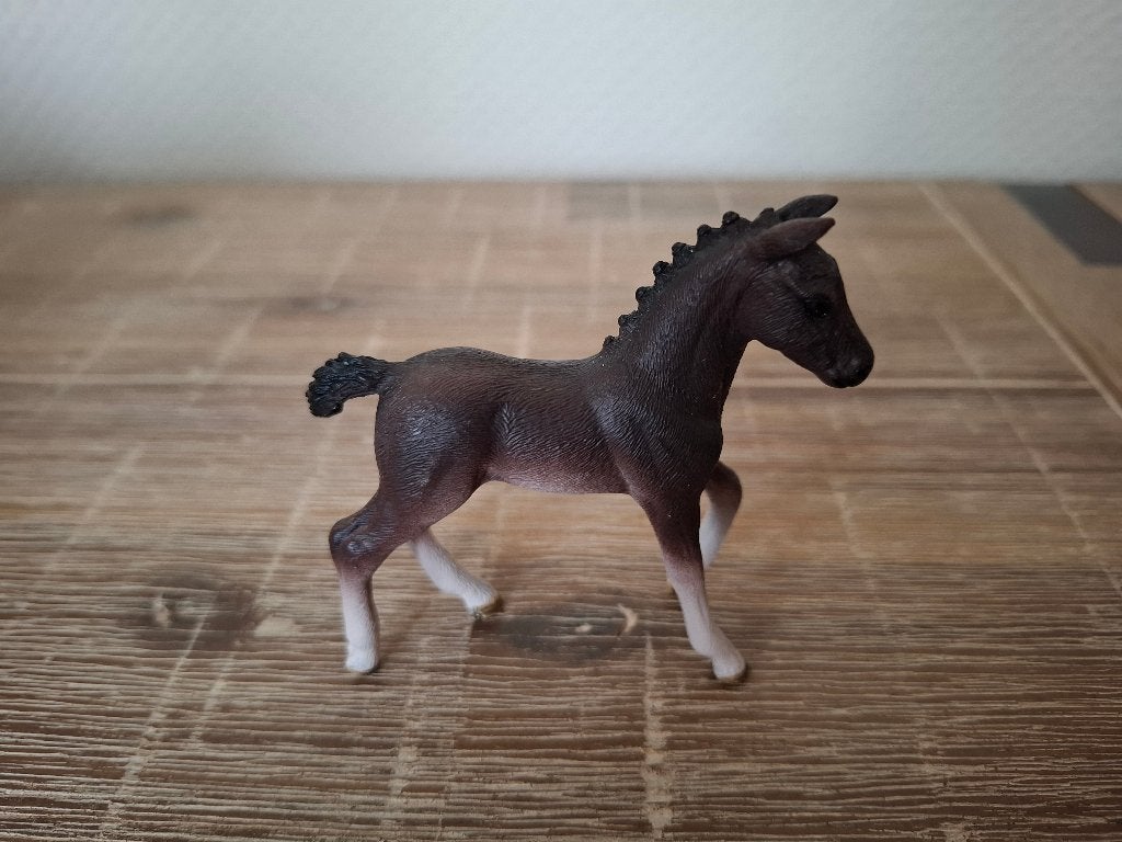 Schleich 42439 Hannoveraan veulen paard mobiele dierenarts, Ophalen of Verzenden, Zo goed als nieuw