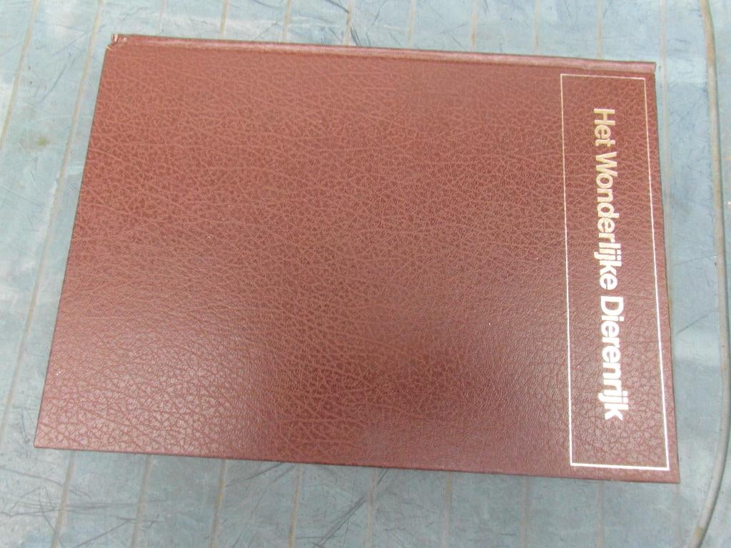 Het wonderlijke dierenrijk (universum lekturama ), Boeken, Ophalen of Verzenden, Zo goed als nieuw, Natuur algemeen