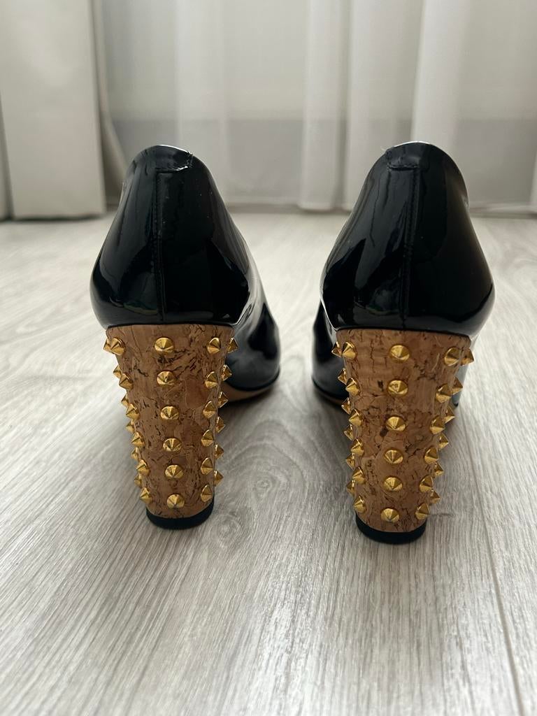 Gucci Jaquelin Pumps - Zwart Lakleer met Kurk Hakken, Kleding | Dames, Ophalen of Verzenden, Zo goed als nieuw, Zwart, Pumps