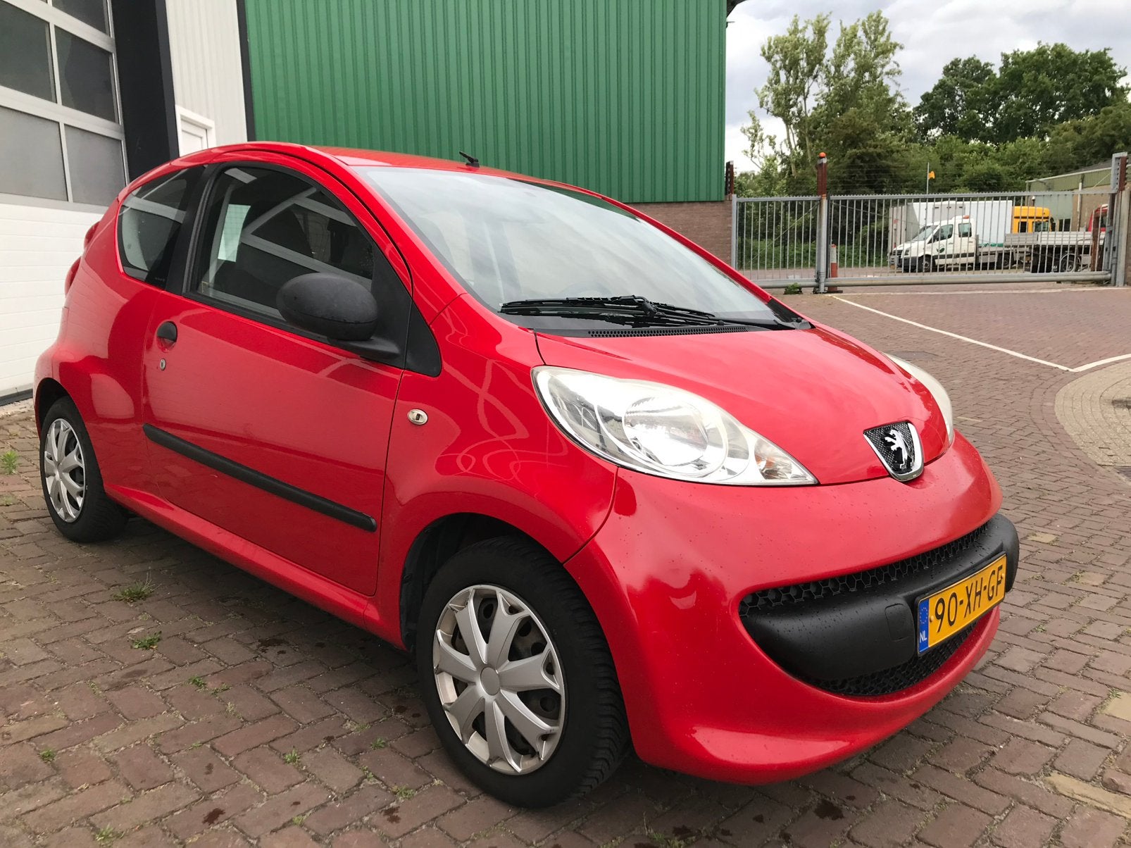 Peugeot 107 1.0 12V 3DR 2007 Rood, Auto's, Peugeot, Voorwielaandrijving, Stof, Metallic lak, 4 stoelen