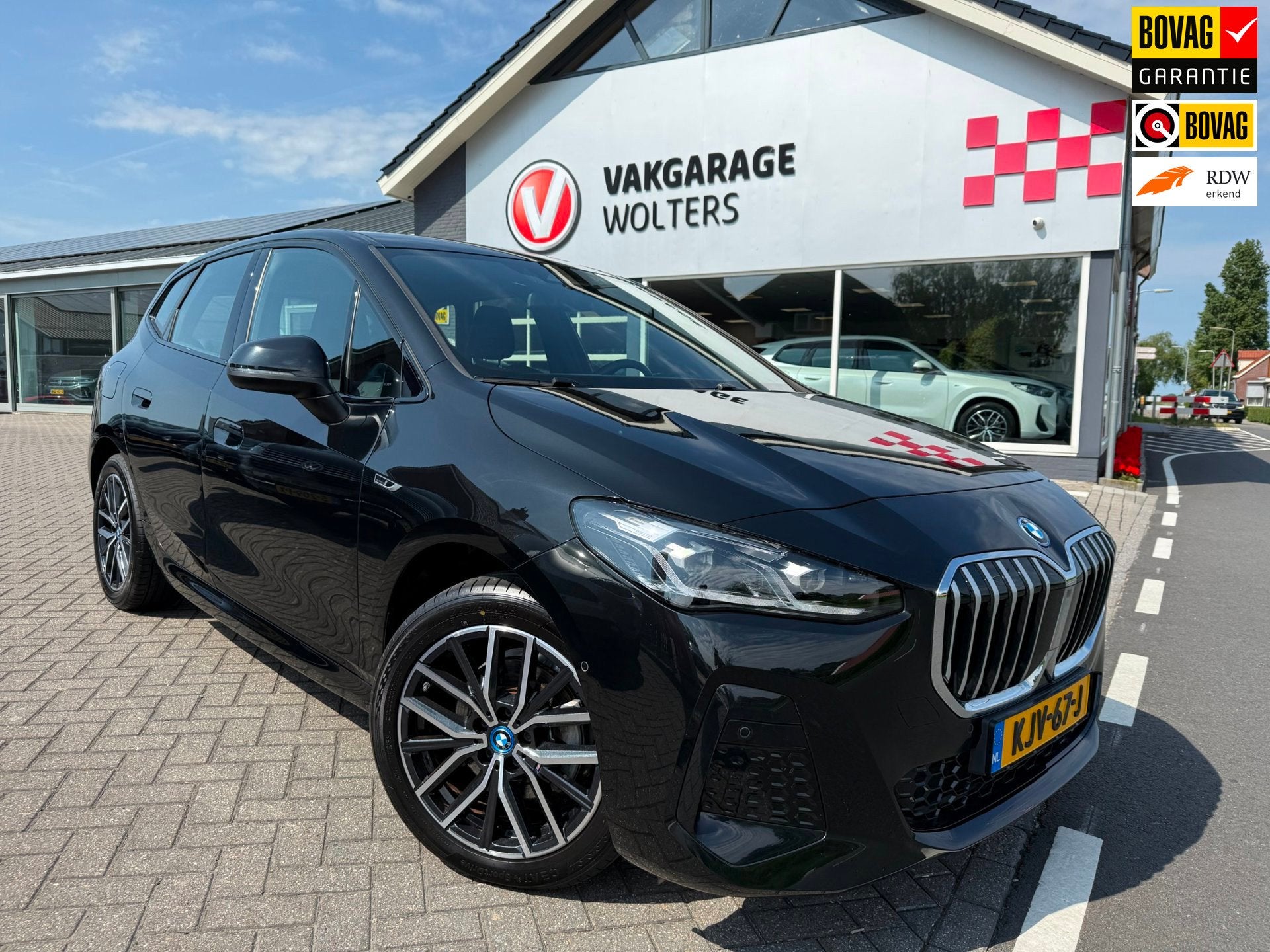 BMW 2-serie Active Tourer 225e xDrive M Sportpakket Aut., Auto's, Automaat, Gebruikt, Alcantara, Zwart