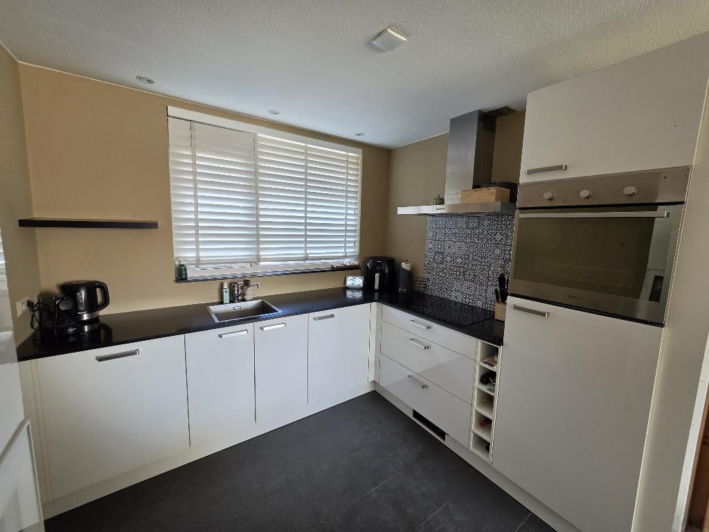 Witglans keuken, zwart composiet blad excl apparatuur(2014), Huis en Inrichting, Ophalen, Gebruikt, 200 cm of meer, 200 cm of meer