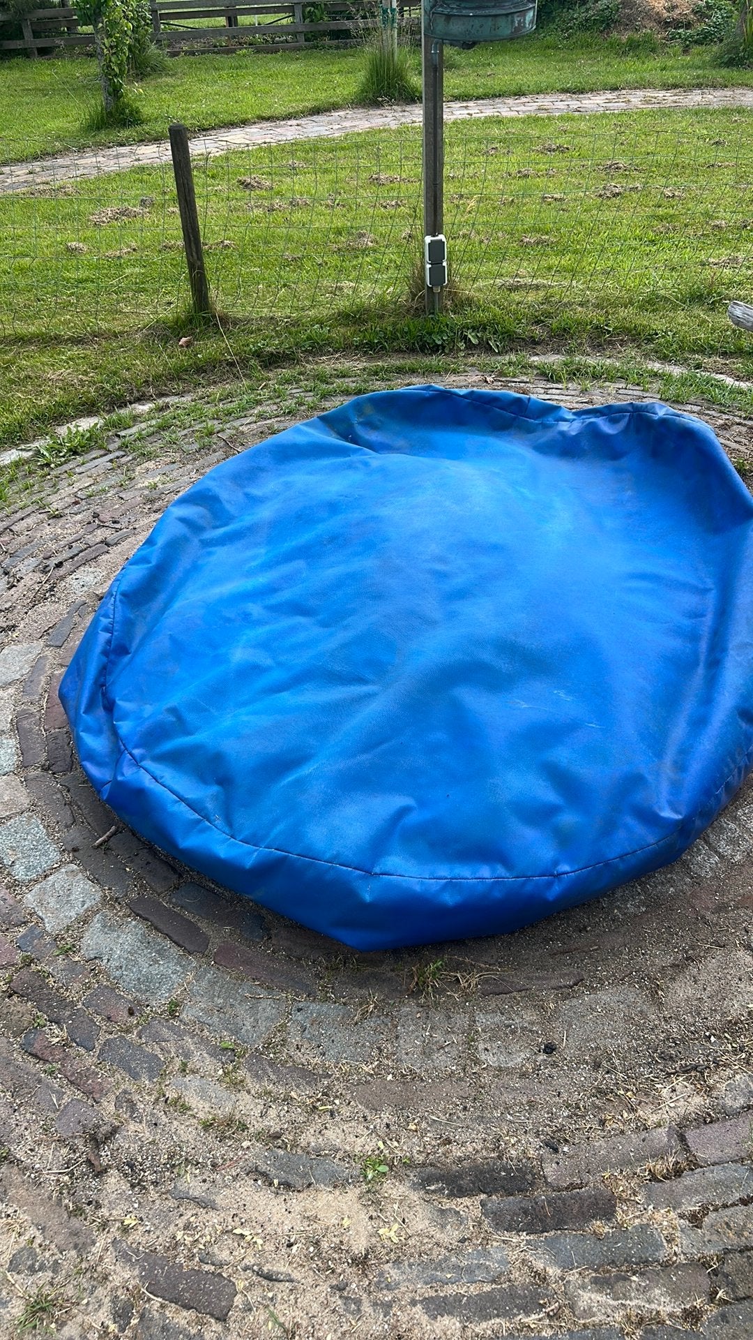 Buiten poef/zitzak, Ophalen, Zo goed als nieuw