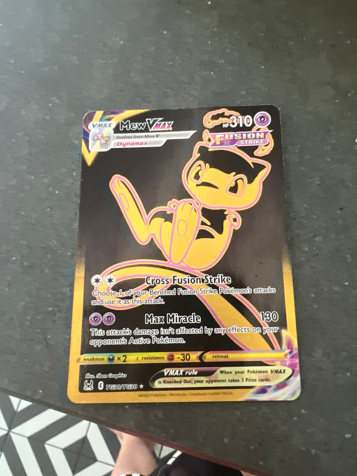 Mew VMAX Fusion Strike Pokémon Kaart TG30/TG30, Ophalen of Verzenden, Zo goed als nieuw, Losse kaart, Foil