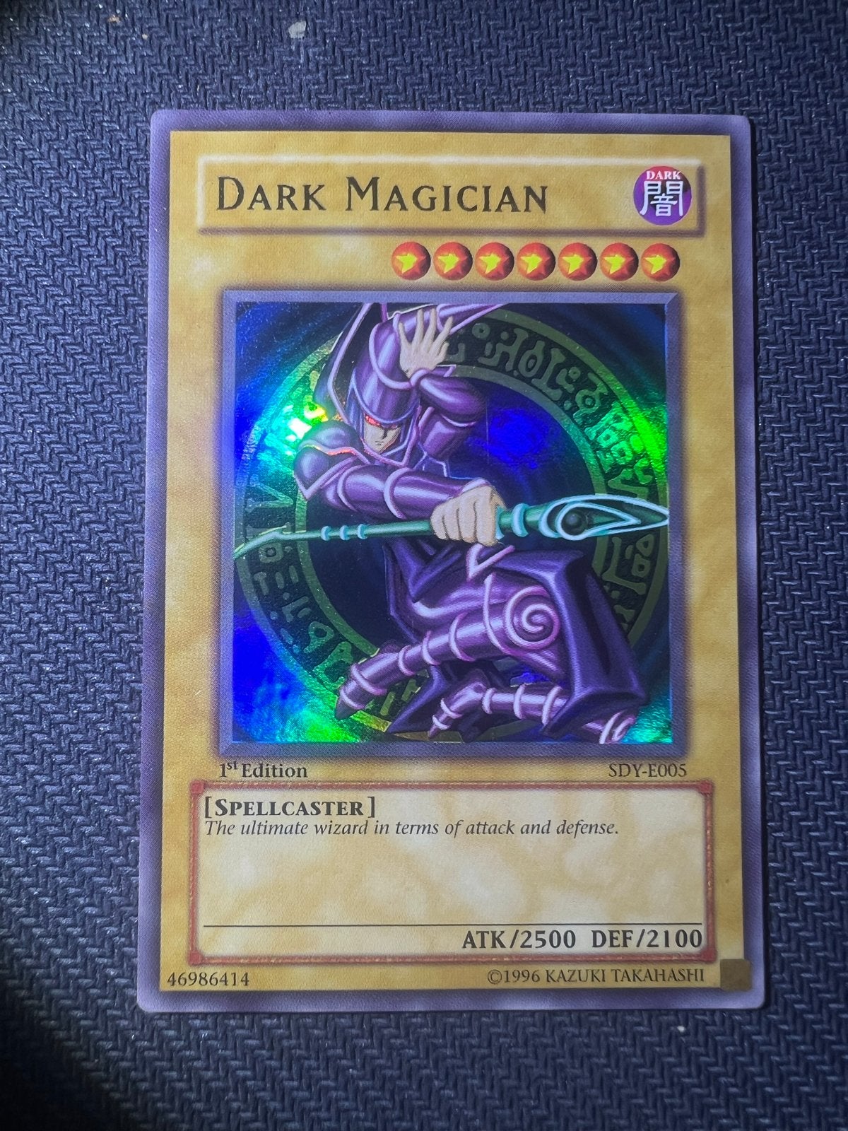 Yu-Gi-Oh! Dark Magician–SDY-E005–1st Edition–Gradewaardige, Hobby en Vrije tijd, Verzamelkaartspellen | Yu-gi-Oh!, Ophalen of Verzenden
