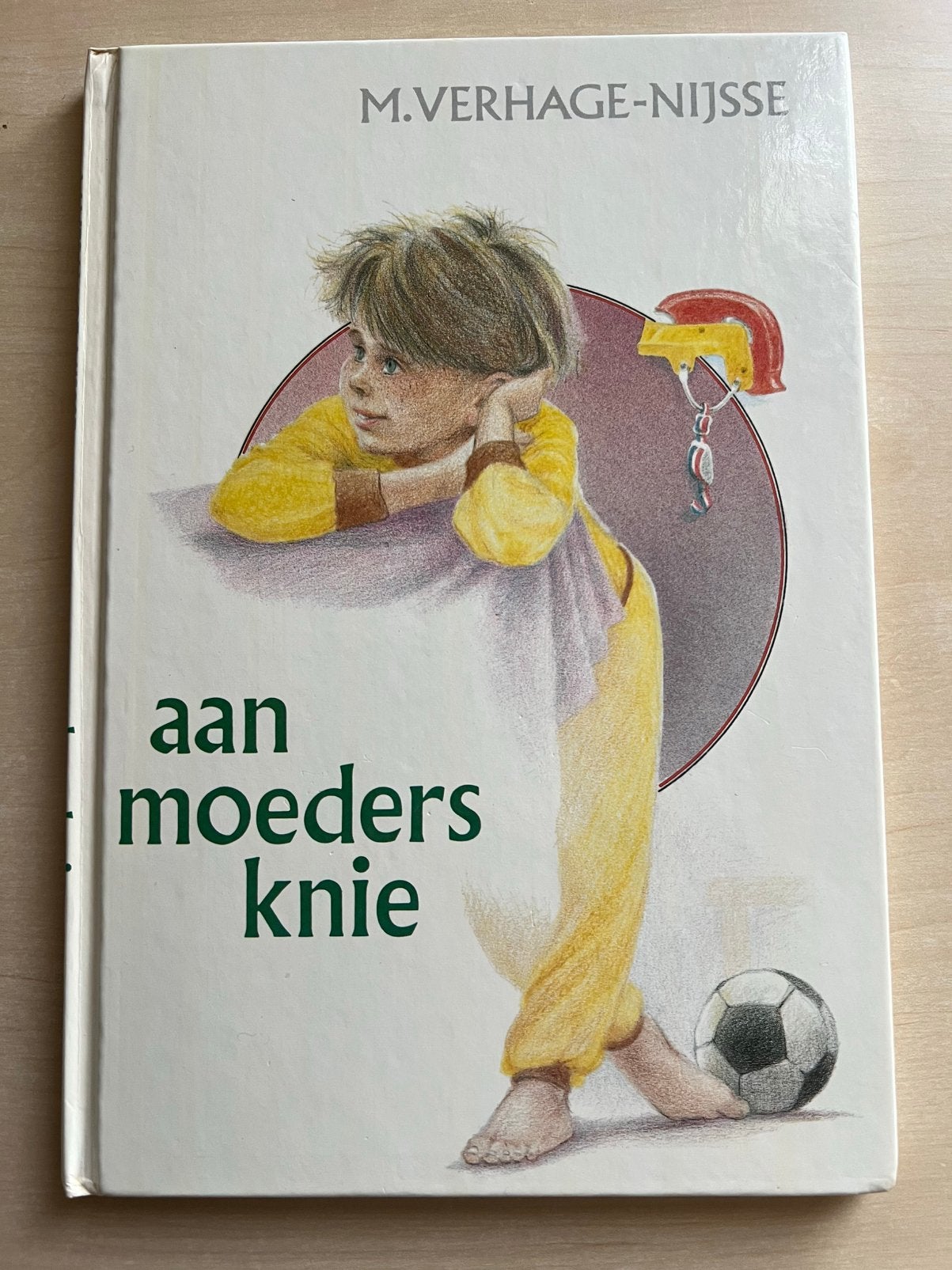 Aan moeders knie door M. Verhage -Nijsse, Ophalen of Verzenden, Zo goed als nieuw, Fictie algemeen