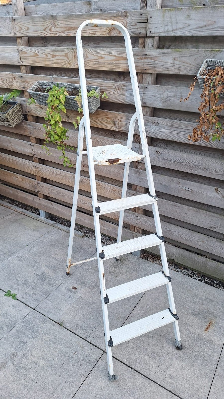 Stevige witte huishoudtrap met veiligheidsbeugel, Doe-het-zelf en Verbouw, Ladders en Trappen, Ophalen, Gebruikt, Trap, Minder dan 2 meter