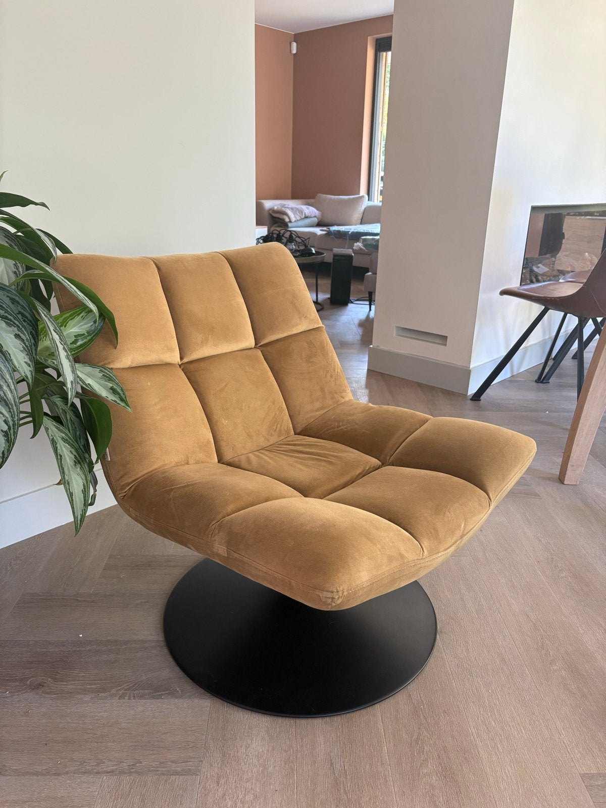 Okergele fauteuil van Dutchbone, Ophalen, Zo goed als nieuw, Stof, 75 tot 100 cm