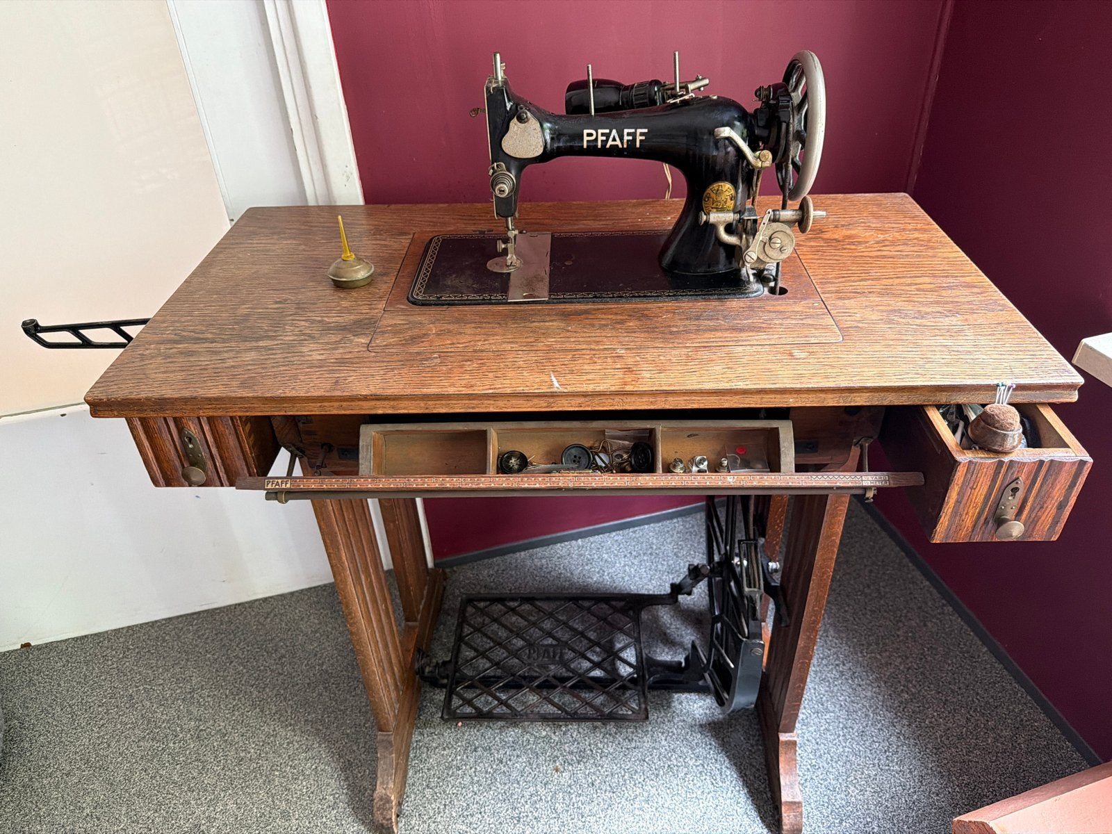 Antieke PFAFF naaimachine met houten onderstel, Ophalen