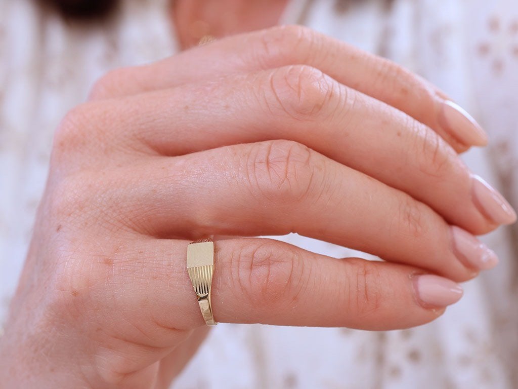 18 Karaat Gouden Bewerkte Pinkring Met Vierkante Zegel, Ophalen of Verzenden, Zo goed als nieuw, 17 tot 18, Dame