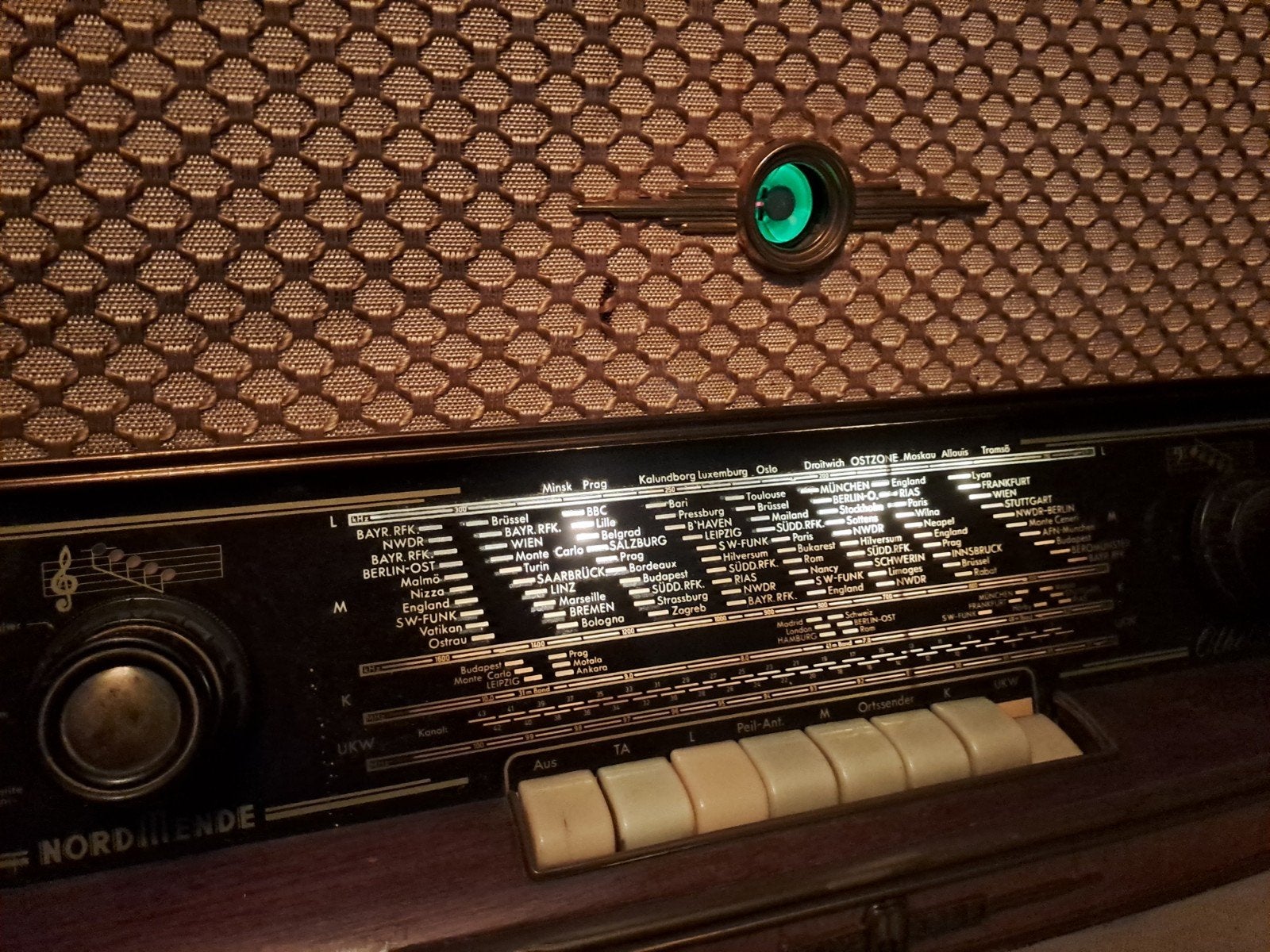 goedwerkende antieke radio, Ophalen