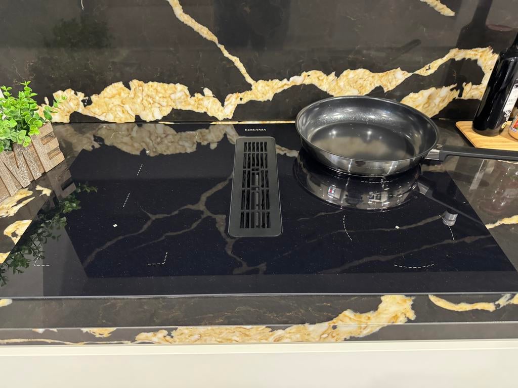 Showroom keuken wit hoogglans gelakt met graniet werkblad, Huis en Inrichting, Keuken | Complete keukens, Ophalen, Wit, Enkelwandige keuken