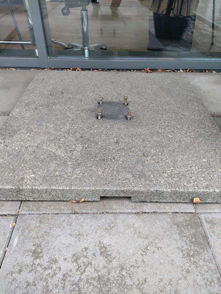 2 vierkante parasolvoeten ca 80 kg, Ophalen, Gebruikt
