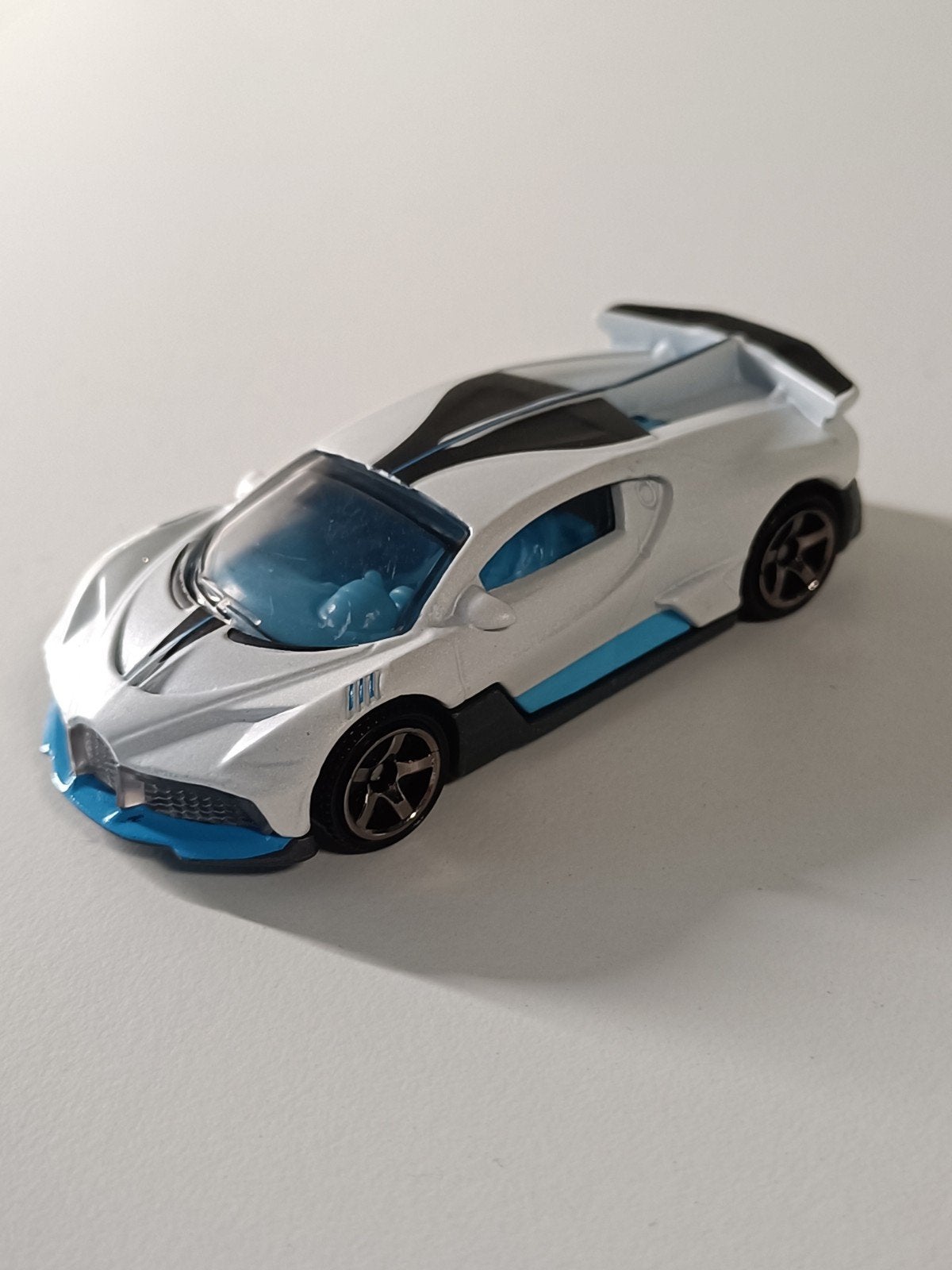 matchbox Bugatti Divo - Wit met Blauwe Details, Ophalen of Verzenden, Zo goed als nieuw