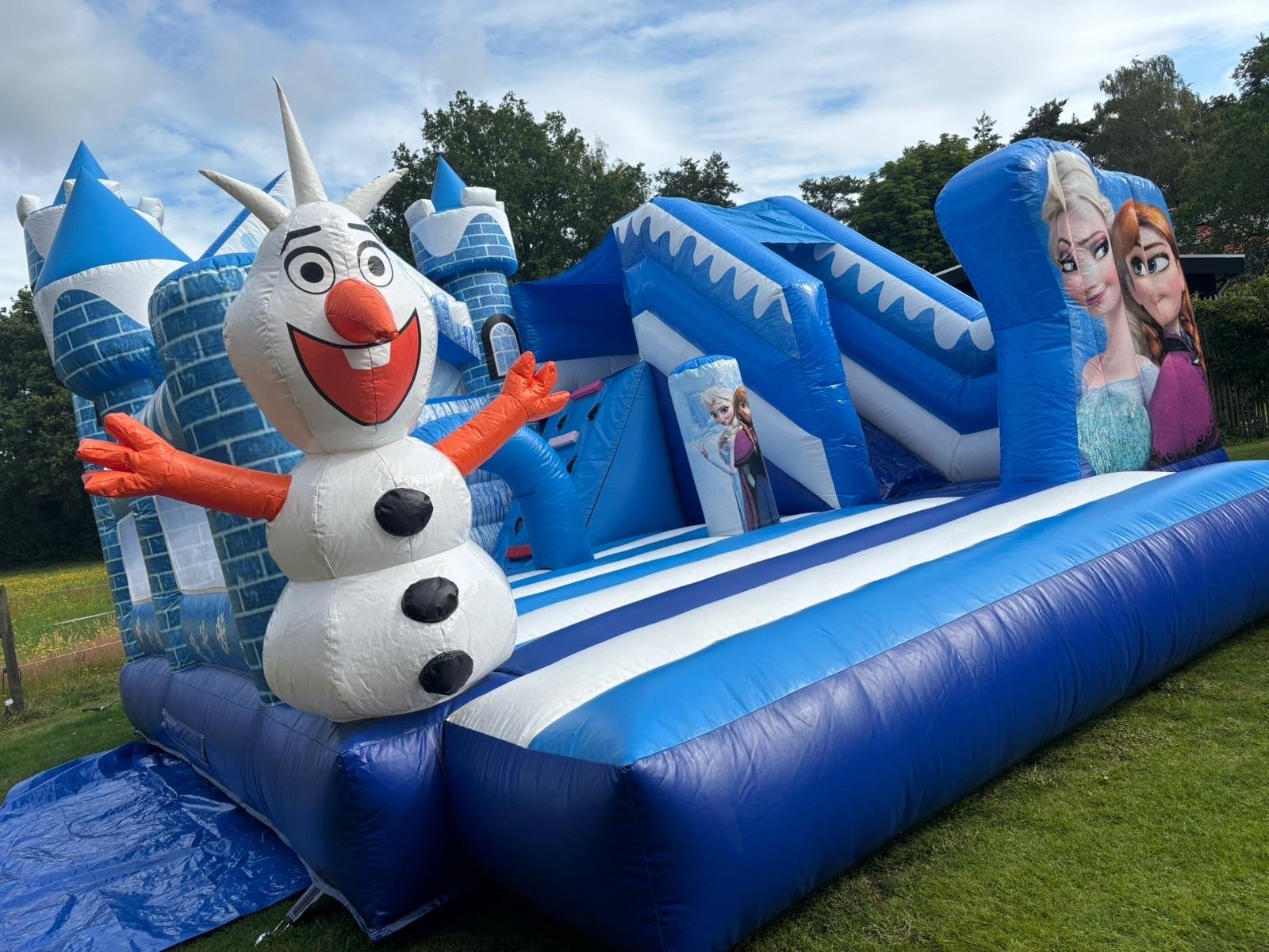 Frozen Springkussen met glijbaan te huur