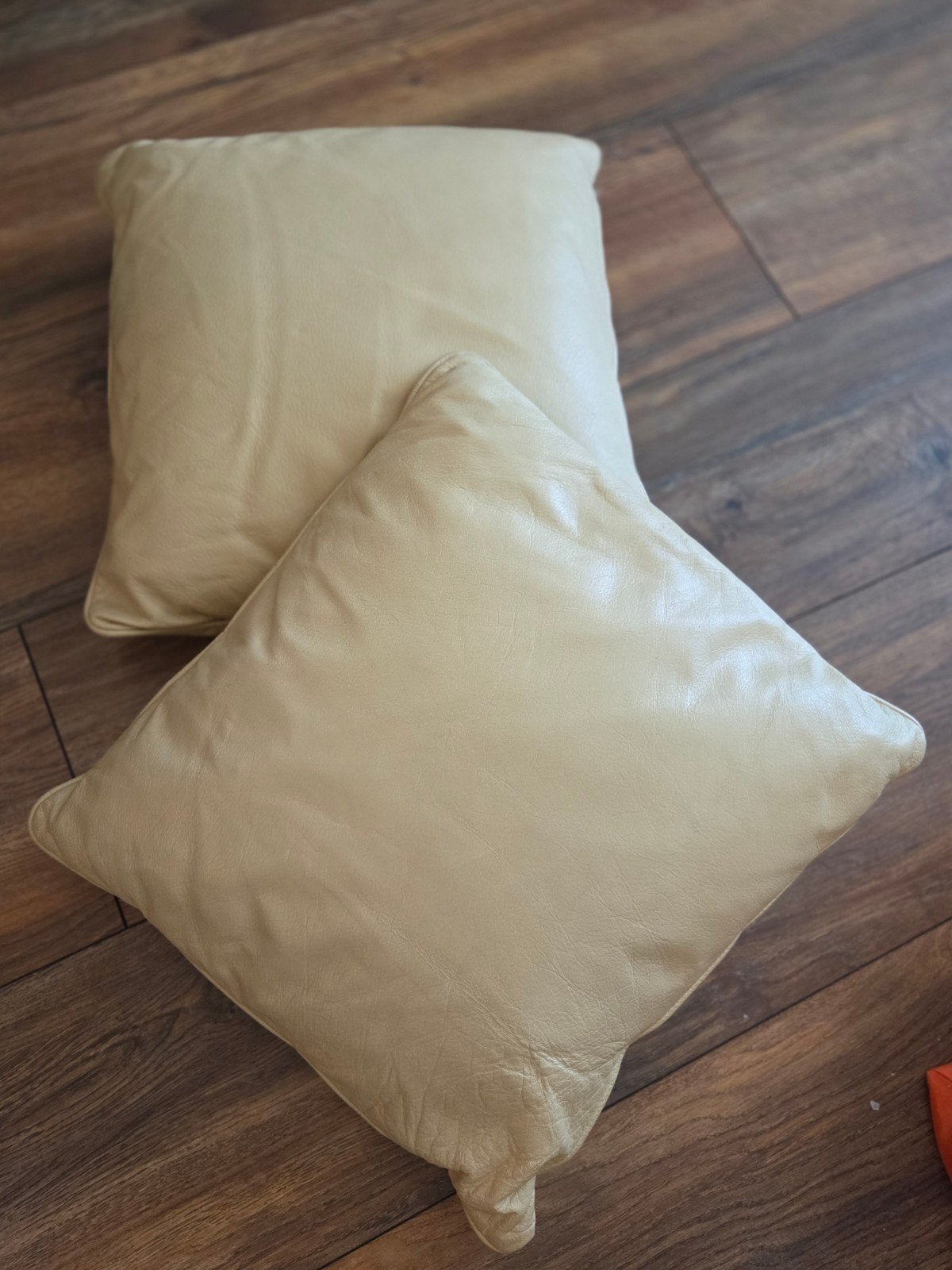 2x leren lederen kussens 40x45 creme ecru. 20,- voor 2 kusse, Ophalen of Verzenden, Vierkant