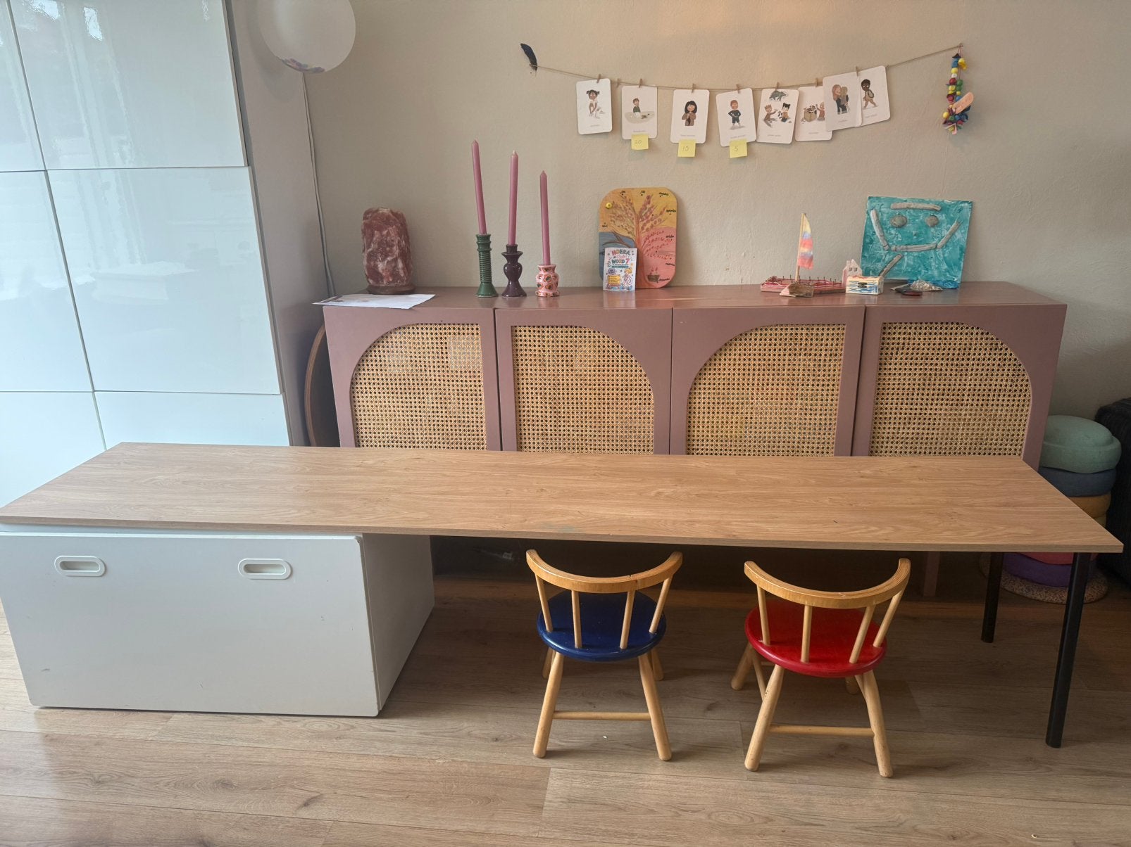 Kinderbureau / Knutseltafel met opbergruimte 250 cm, Ophalen of Verzenden, Zo goed als nieuw, Tafel(s)