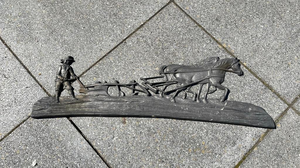 Gietijzeren ornament/haardplaat “ boer met haard en ploeg”, Ophalen of Verzenden, Gebruikt