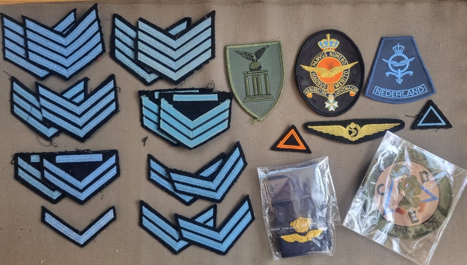 lot mouwrangen en emblemen koninklijke luchtmacht nr 2, Ophalen of Verzenden, Luchtmacht, Nederland, Embleem of Badge